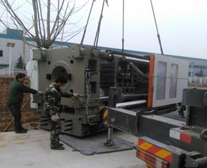 青島即墨市55噸注塑機設備搬運展示