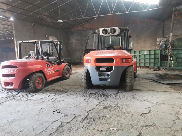 青島東億熱電廠機械設備搬運吊裝現場